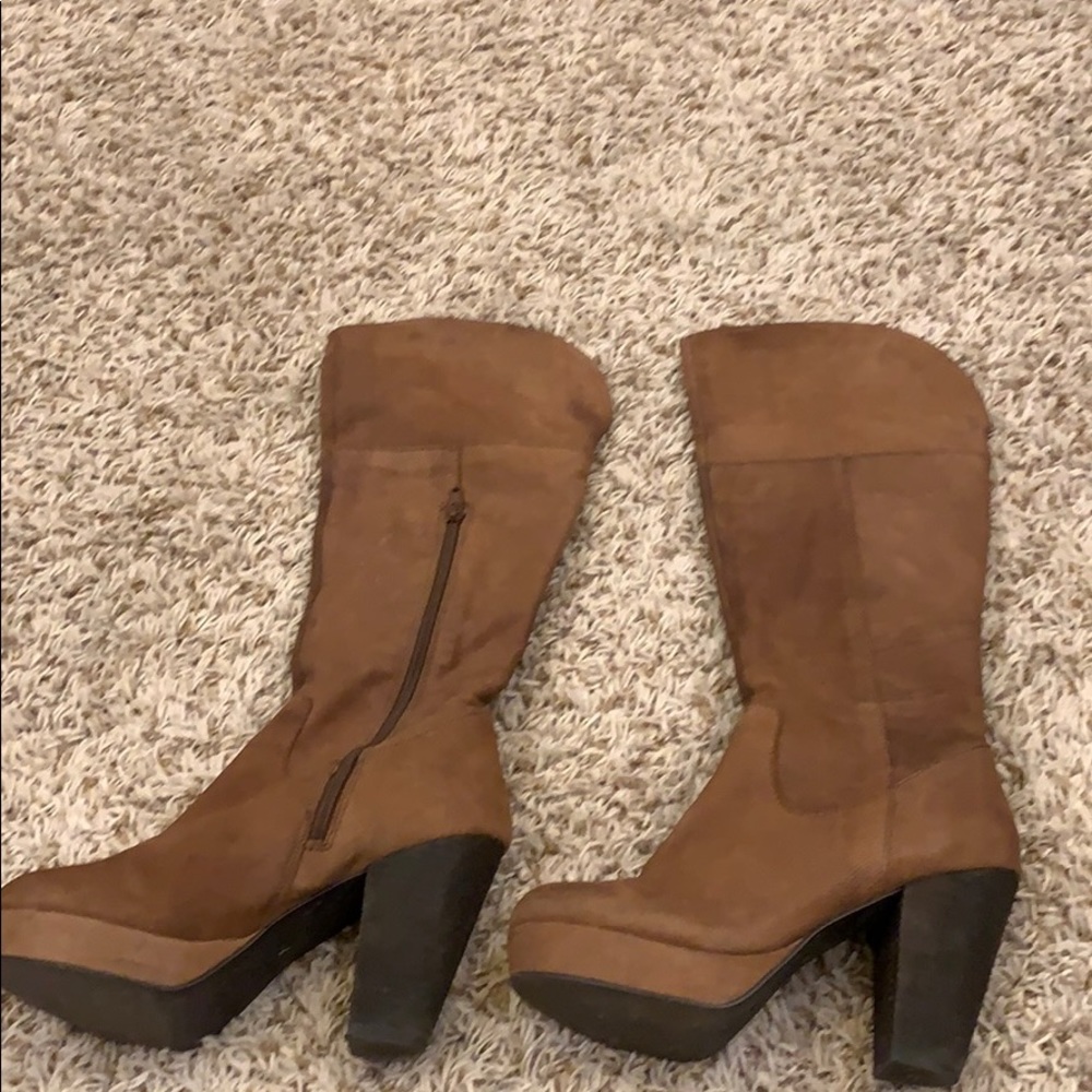 Chunky leather heeled boot .